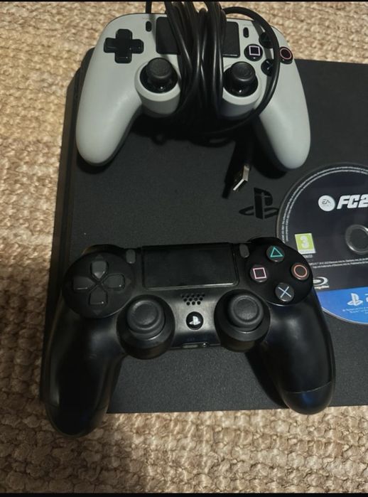 Playstation 4 com 2 controles e fc24