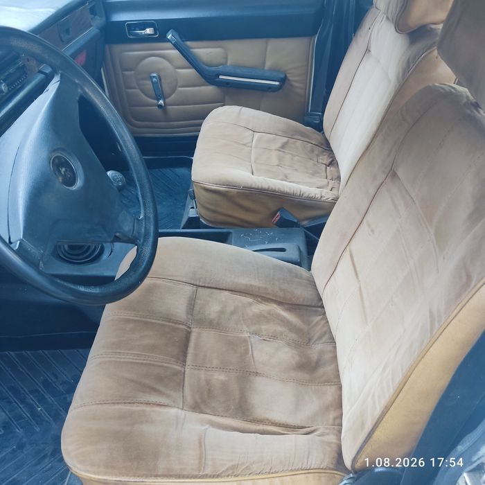 Газ 3102 Волга білого коліру