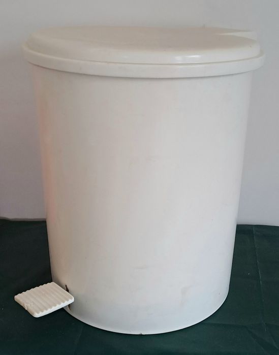 Balde do lixo branco
Apresenta algumas marcas na tampo
De resto em bom