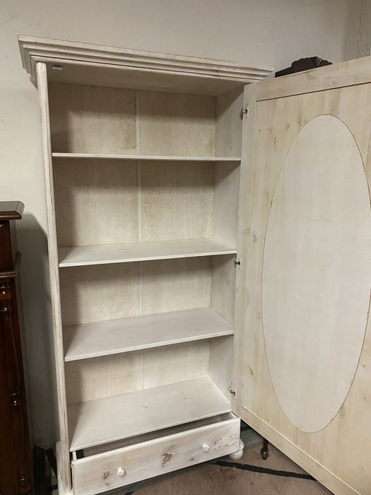 Drewniana bielona szafa- bieliźniarka