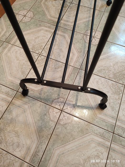 Nowy czarny wieszak organizer stojący na ubrania