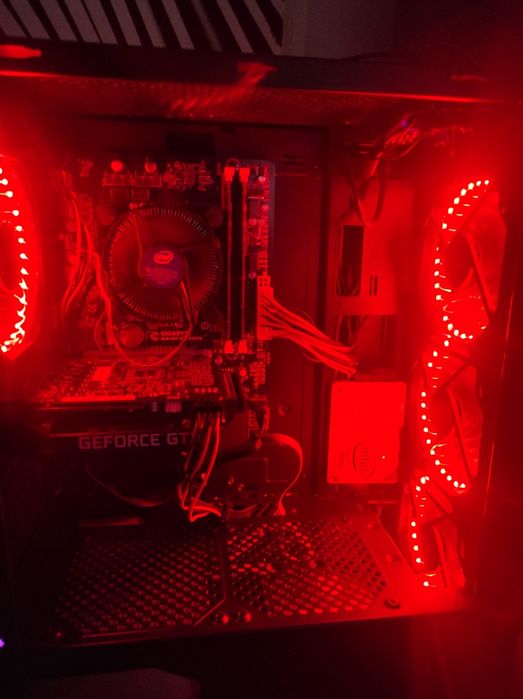 Komputer gamingowy z monitorem