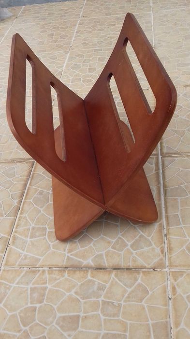 Suporte para revistas em madeira