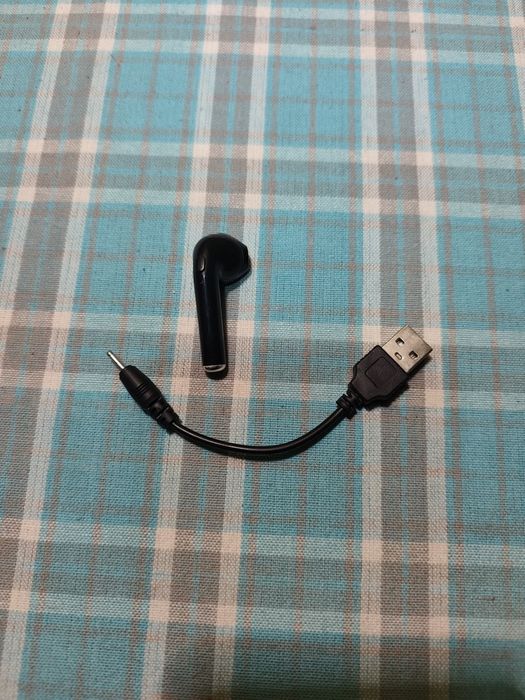 Bluetooth навушник.
