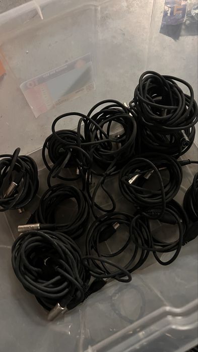 Caixa com cabos midi, jack, etc