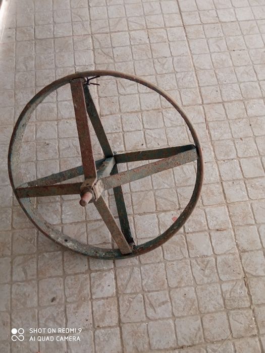 Roda de carro mão antiga