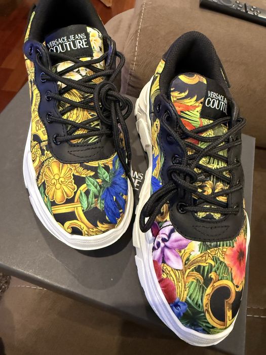 Saoatilhas da marca Versace