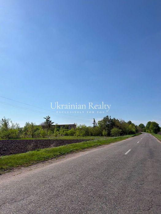 Продаж цілісного майнового комплексу загальною площею 3048 м² + ділянка 3.7 га. Колишній тракторний стан.
