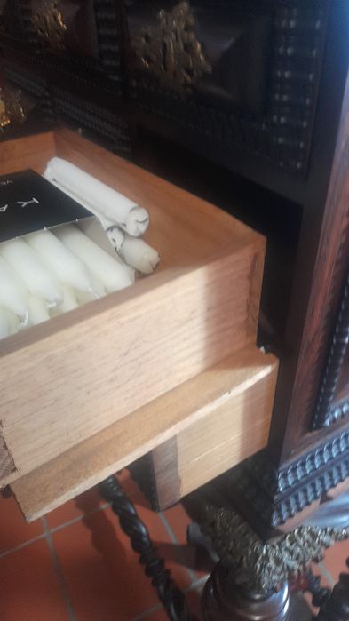 Contador português em pau santo em excelente estado de conservação