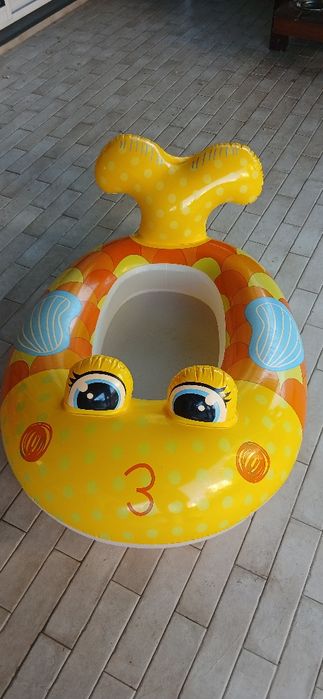 Piscina e barquinho para bebés.