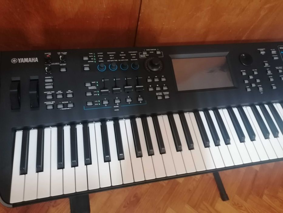 Sintetizador Yamaha MODX6 como novo