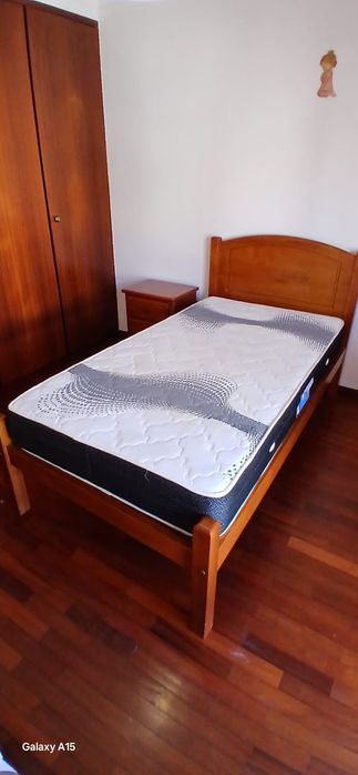 Cama de solteiro mesinha