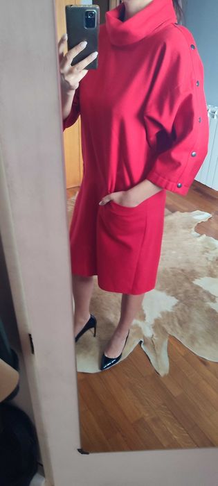Vestido vermelho midi, com gola e botões
