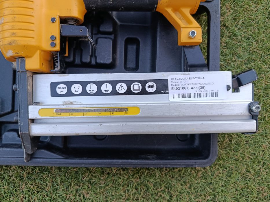 VITO Clavadora/Agrafador Pneumático 4–7 Bar com Mala- VITO Professional Pneumatic Nail/Staple Gun 4–7 Bar with Case