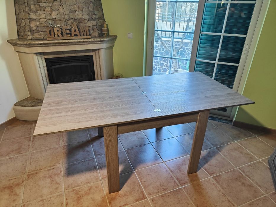 Conjunto Mesa e 4 cadeiras.