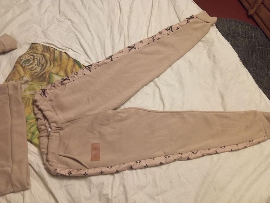 Продам теплый   спортивный костюм LV