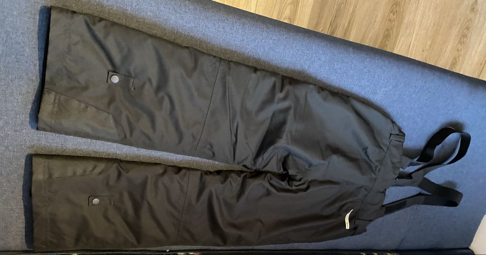 Spodnie snowboardowe narciarskie rozmiar 140 unisex czarne szelki