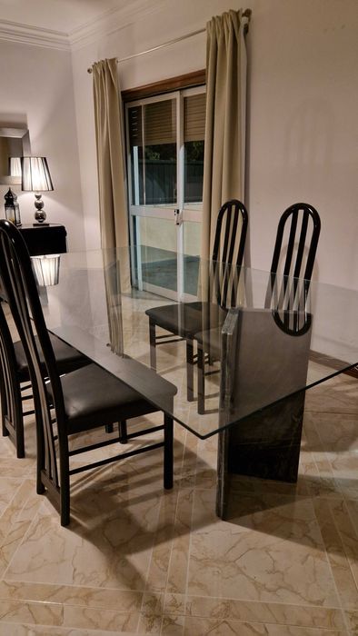 Mesa de vidro e cadeiras