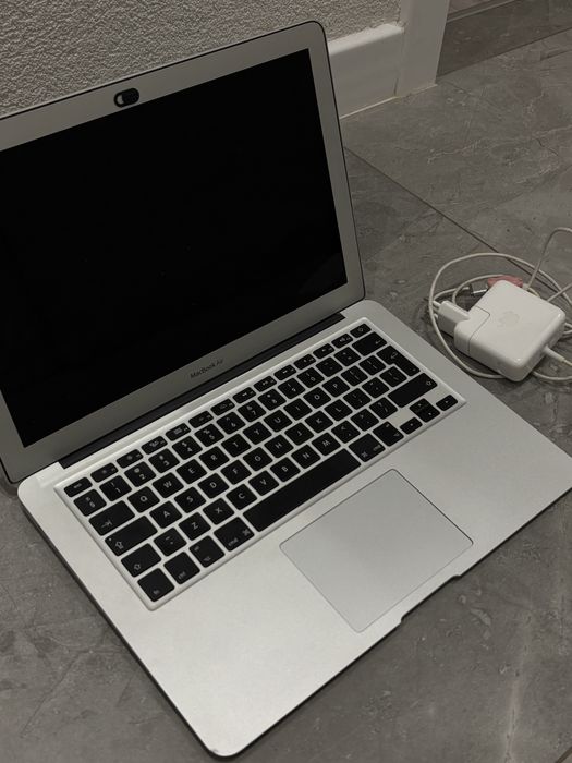 MacBook Air 13” 2017 • i5 / 8GB RAM / SSD • macOS Monterey