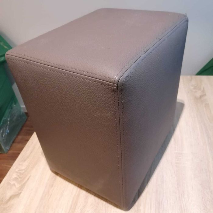 Sofá de 2 lugares com 4 puffs