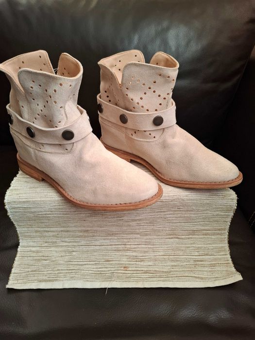 Kozaki beżowe wsuwane Bella Paris ażurowe cholewki ozdobne paski r. 37