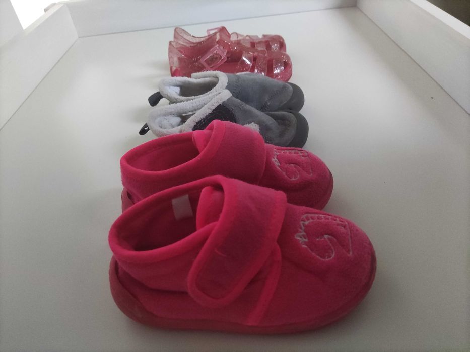 Pantufas 19 e 21 e sandália 22