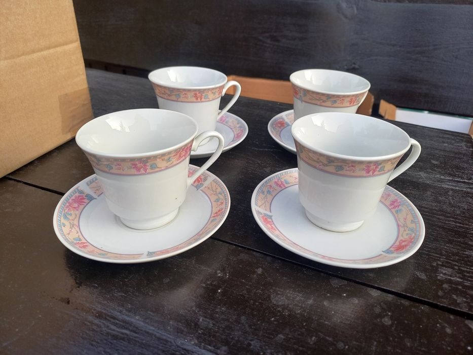 Sprzedam 4 filiżanki z podstawkami