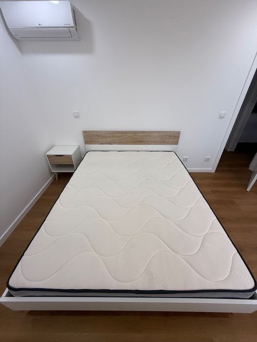 Cama de 160x200 + base de cama + colchão + mesa de cabeceira