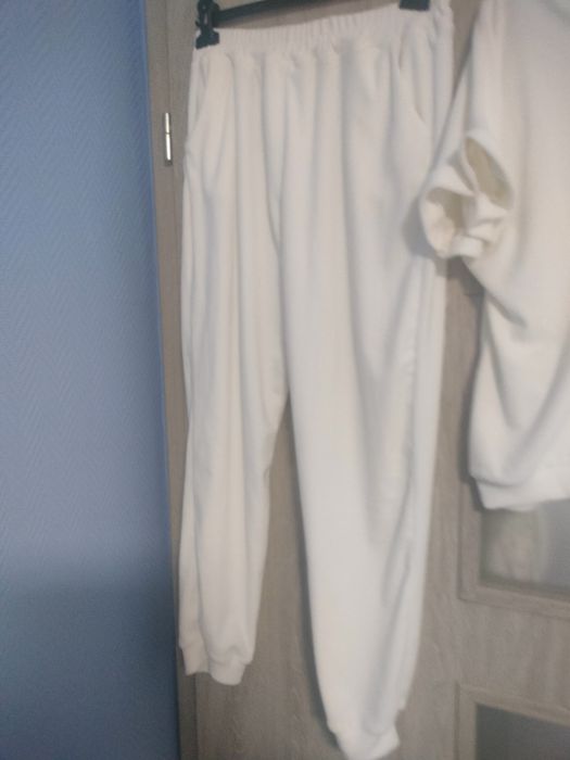 Biały dres welurowy z krótkim rękawem