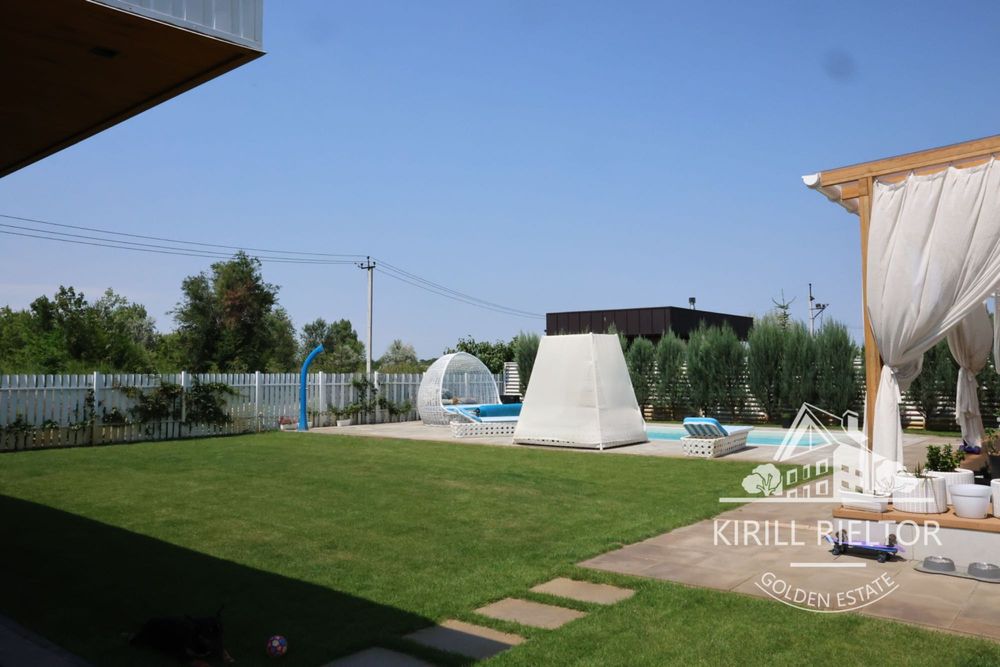 В городке "Золотые Ключи" продается дом с баней и бассейном