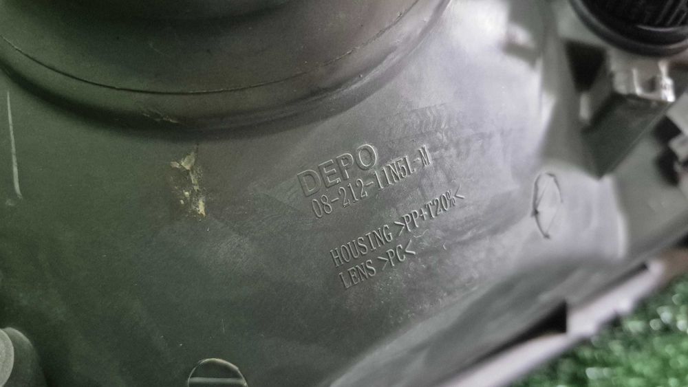 »TOYOTA Hiace Minibus (H100,H200) 08.95-12.12 - Ótica/Farol frente esquerda usada em bom estado DEPO 212-11N5L-LD-EM