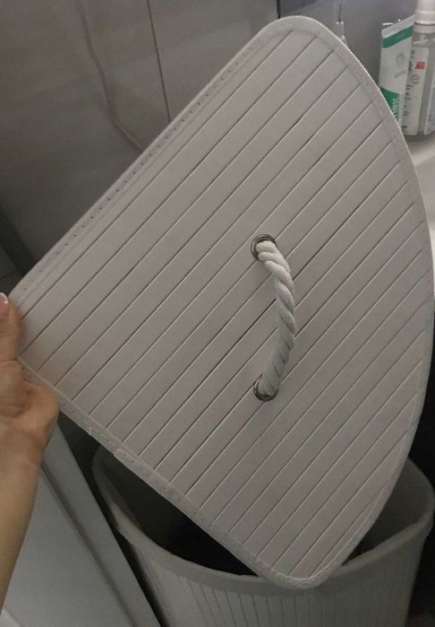 Kosz narożny na pranie bambusowy z pokrywą biały