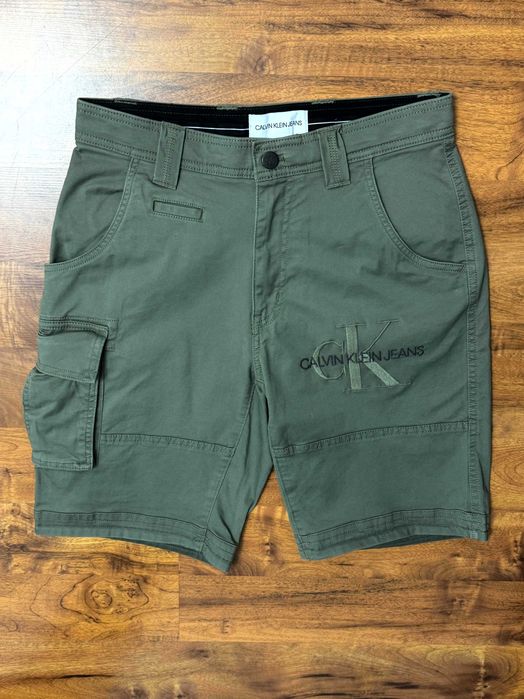 Krótkie spodenki bawełniane cargo slim fit khaki szorty oliwkowe shorts Logo Calvin Klein W28 S