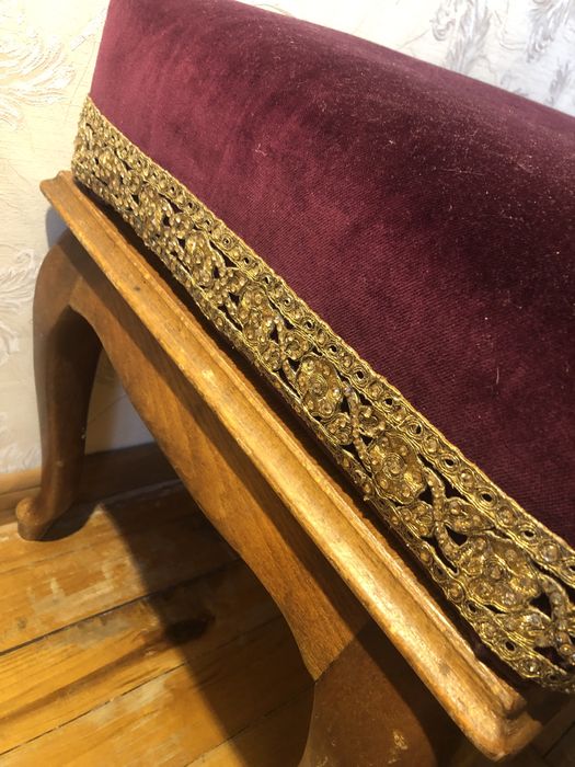 Табурет деревянный.