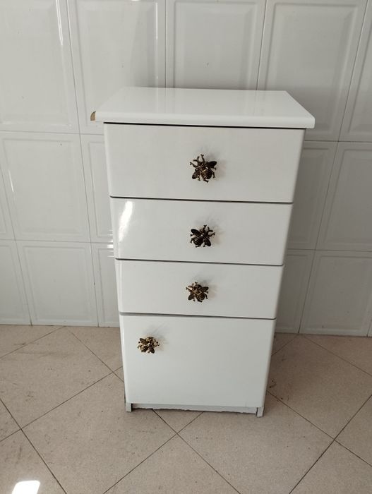Cómoda branca com detalhes metálicos, móvel, estante, gavetão, gavetas