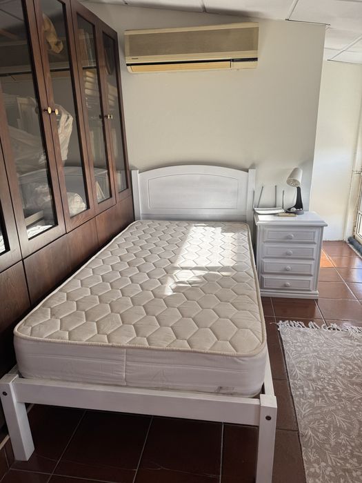 Cama c/ colchão e mesa de cabeceira