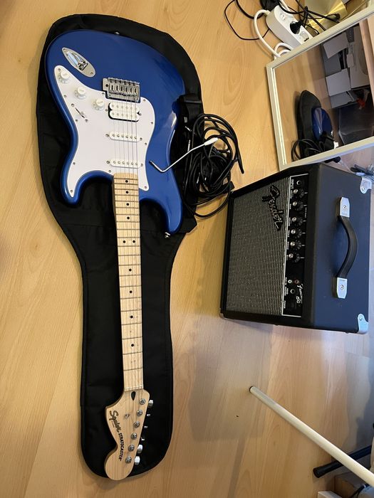 Guitarra + Amplificador Fender Stratocaster