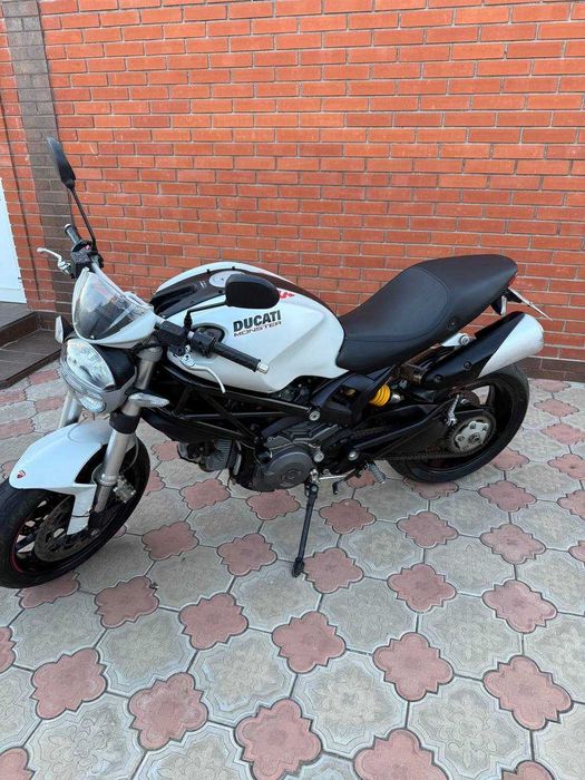 Ducati Monster 2011
