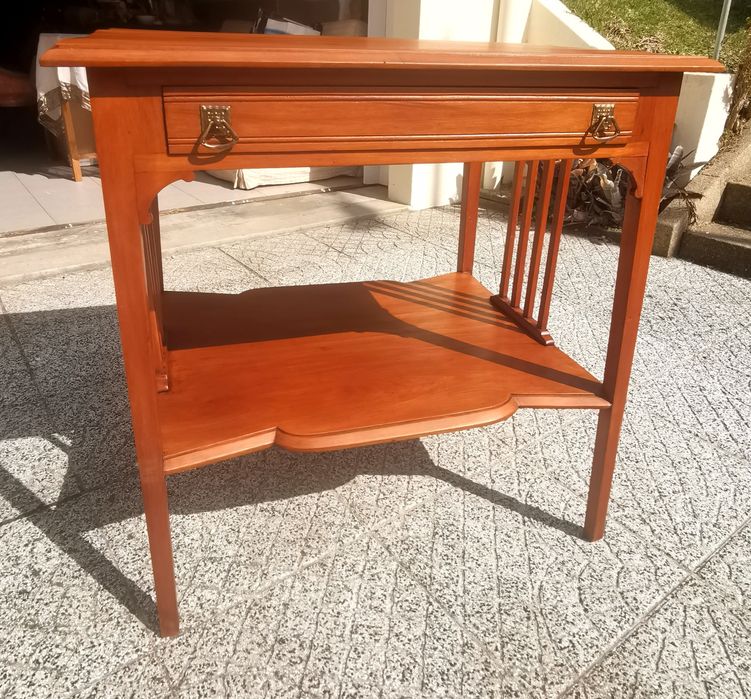 Mesa elegante estilo colonial