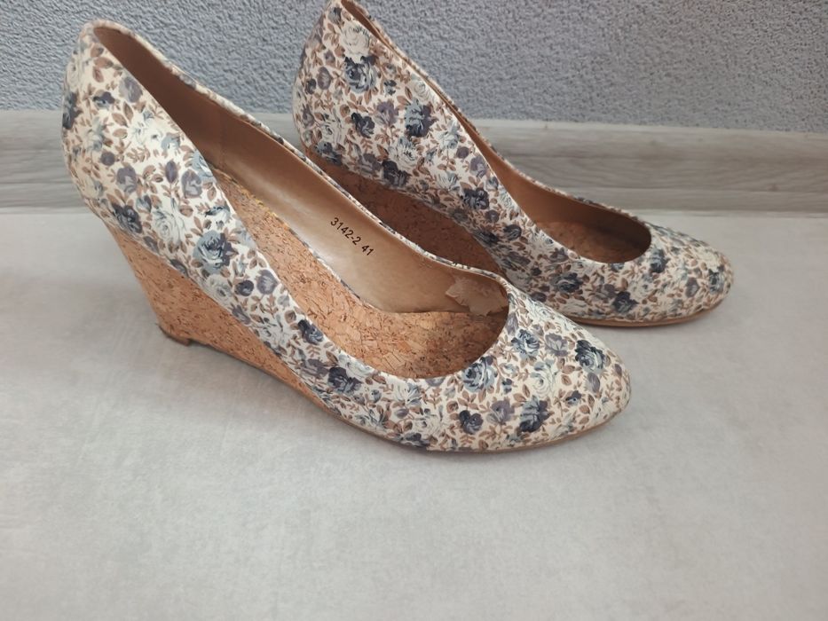 Buty damskie na koturnie