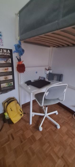 Excelente cama Ikea em altura de 207 x 90 com colchão e escrivaninha