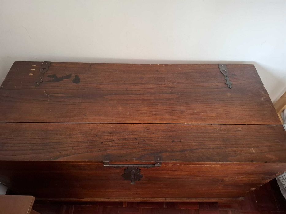 Móvel antigo: arca de arrumação em madeira