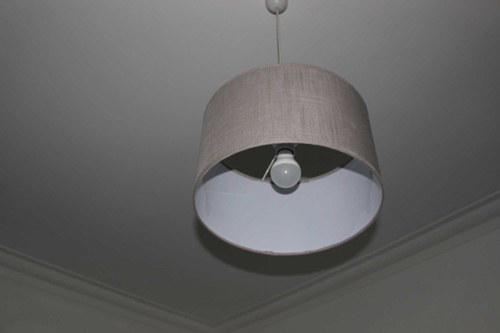 Candeeiro cinzento de pé