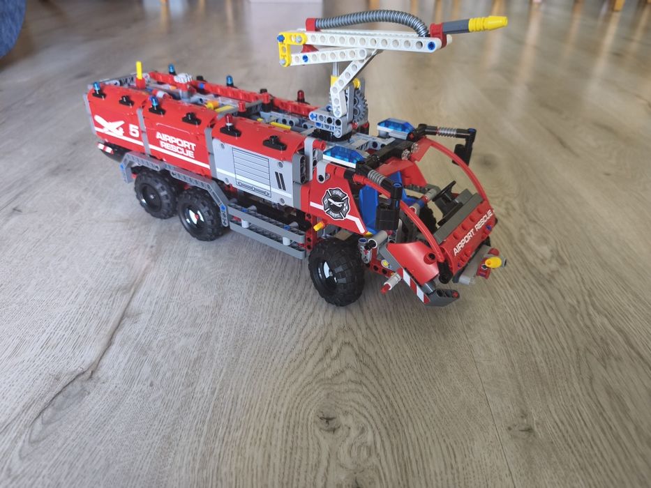 LEGO Technik 42068 Airport Rescue Vehicle