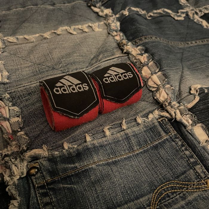 боксерські рукавиці , бинти , шолом