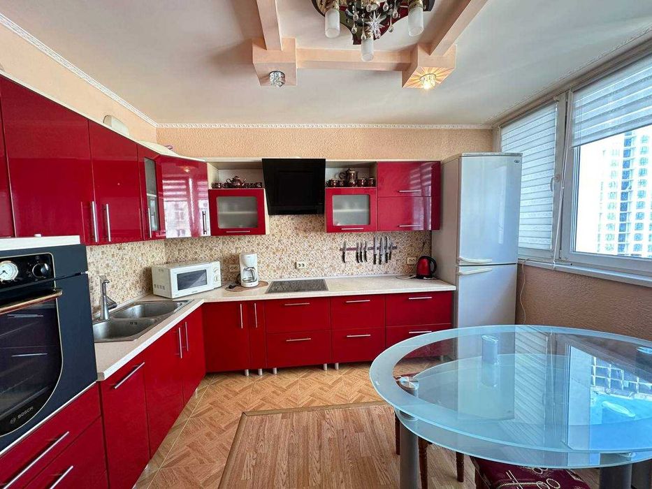 терміново здам 3-кімнатну з ремонотом і меблями Урлівська 23б