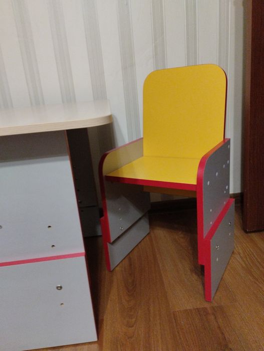 Дитячий стіл,два стільці,крісла і табурет міні регульовані
