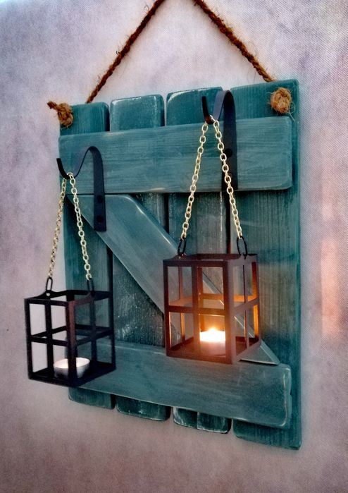 Lampion loft na desce drewnianej rustykalnej , dekoracja na ścianę.