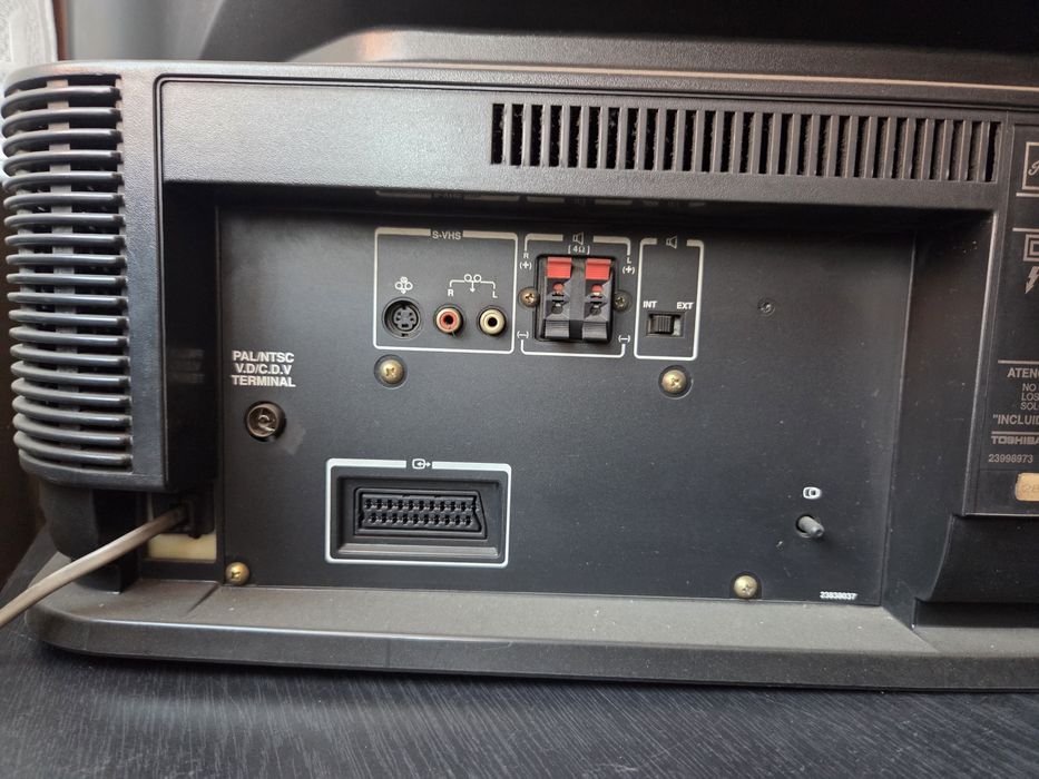 Stary telewizor Toshiba 285D8W