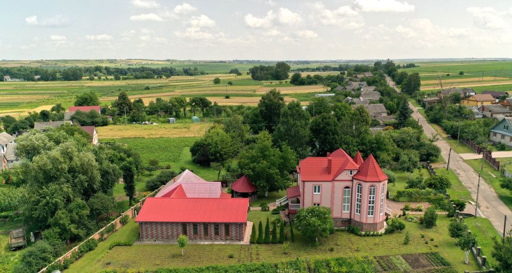 Будинок 2 входи з функціональним цоколем, Басейн та гостевою будівлею